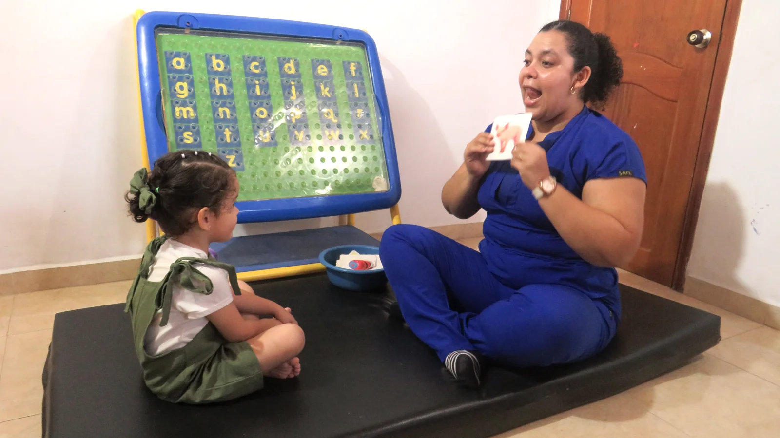 Profesional de SINÁPTICO IPS acompañando una actividad de lenguaje